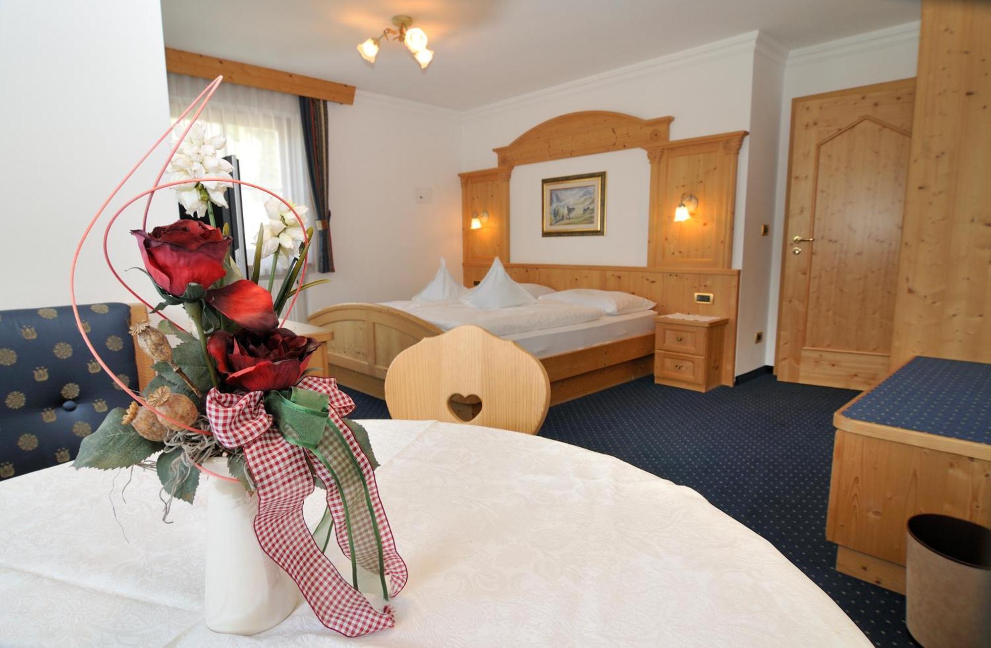 Garni Hotel Iris Selva di Val Gardena Zewnętrze zdjęcie