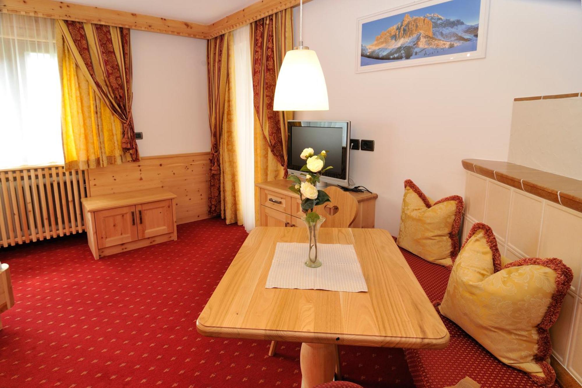 Garni Hotel Iris Selva di Val Gardena Zewnętrze zdjęcie