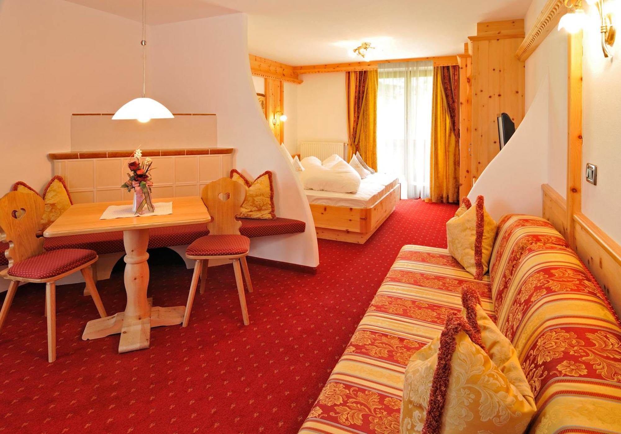 Garni Hotel Iris Selva di Val Gardena Zewnętrze zdjęcie