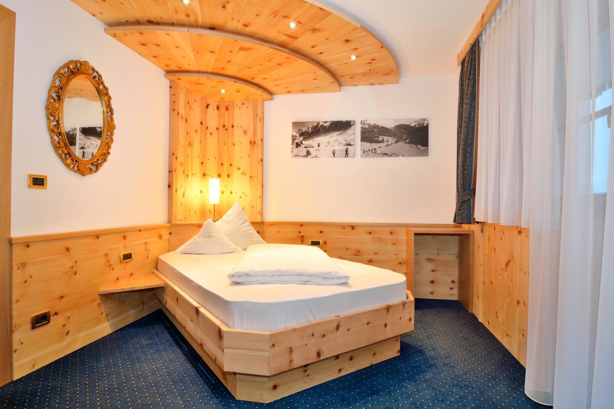 Garni Hotel Iris Selva di Val Gardena Zewnętrze zdjęcie