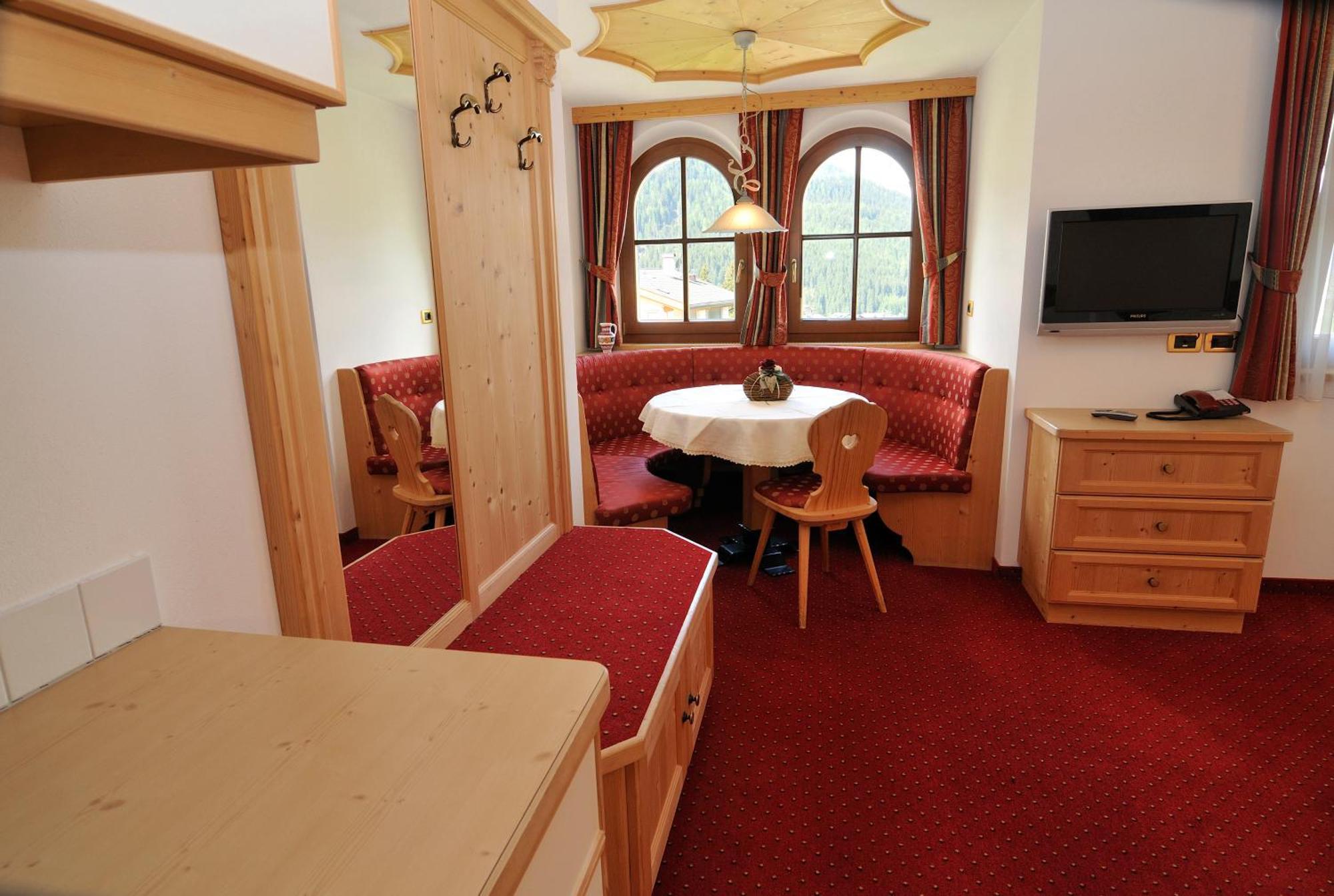 Garni Hotel Iris Selva di Val Gardena Zewnętrze zdjęcie